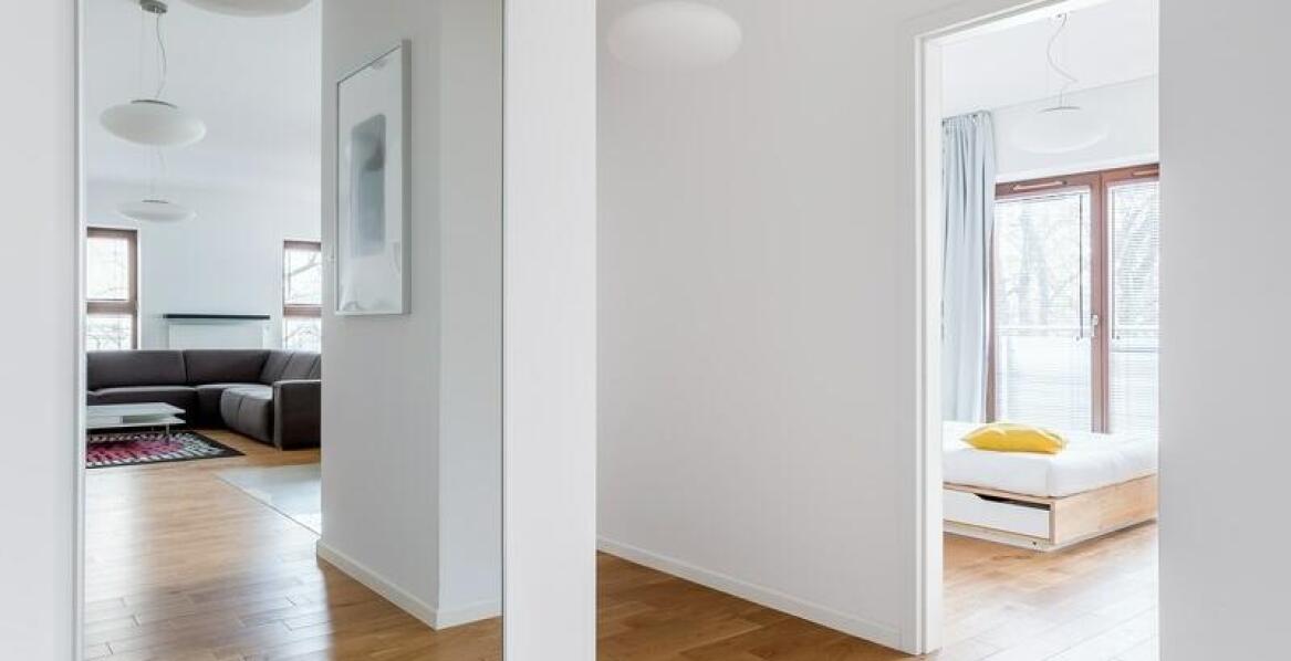 Wpływ luster na optyczne powiększenie przestrzeni w małych pomieszczeniach