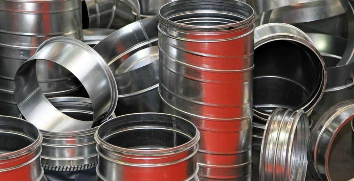 Wkłady kominowe – jakie są różnice między elastycznymi a sztywnymi rozwiązaniami?