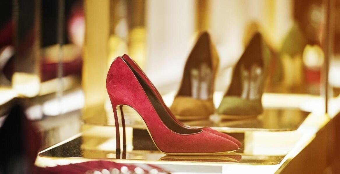 Komfort i styl: najlepsze materiały na buty wieczorowe damskie