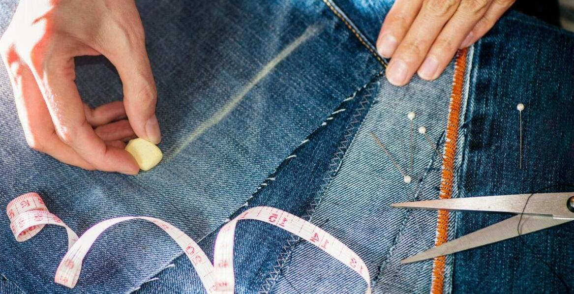 Jakie modele jeansów najlepiej sprawdzą się podczas podróży?