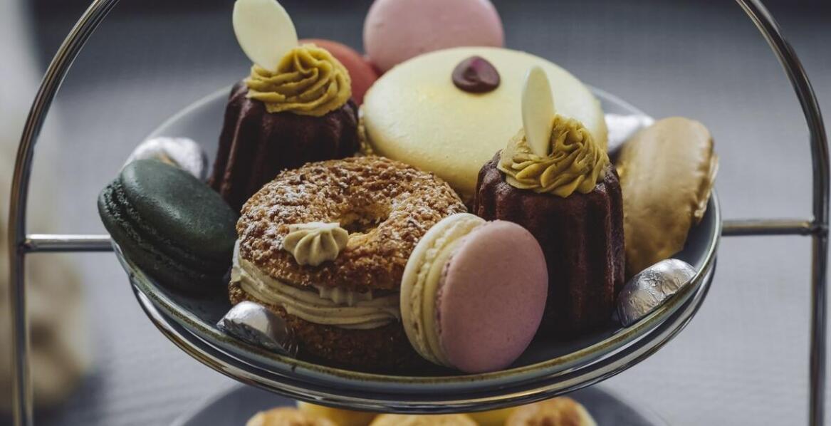 Zastosowanie podświetlanych podestów z plexi w prezentacji słodkości