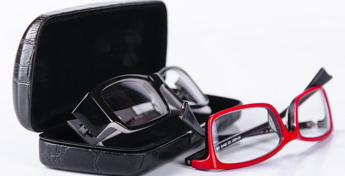 Jakie są różnice między standardowymi a specjalistycznymi męskimi okularami korekcyjnymi?