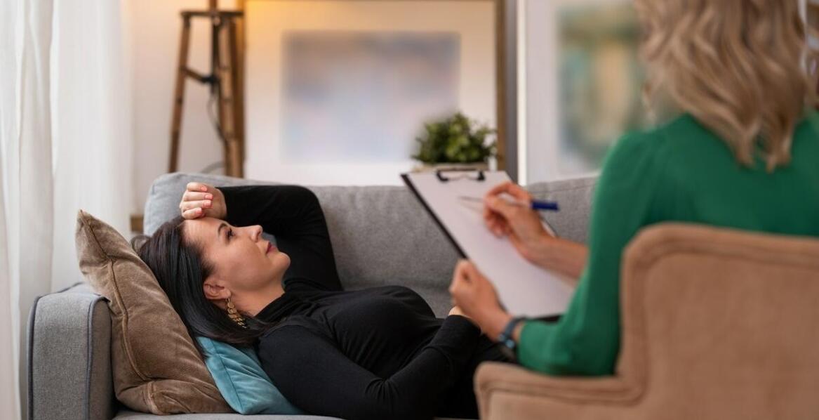 Jak psychiatria wspiera osoby z kryzysami emocjonalnymi: dostępne terapie i wsparcie