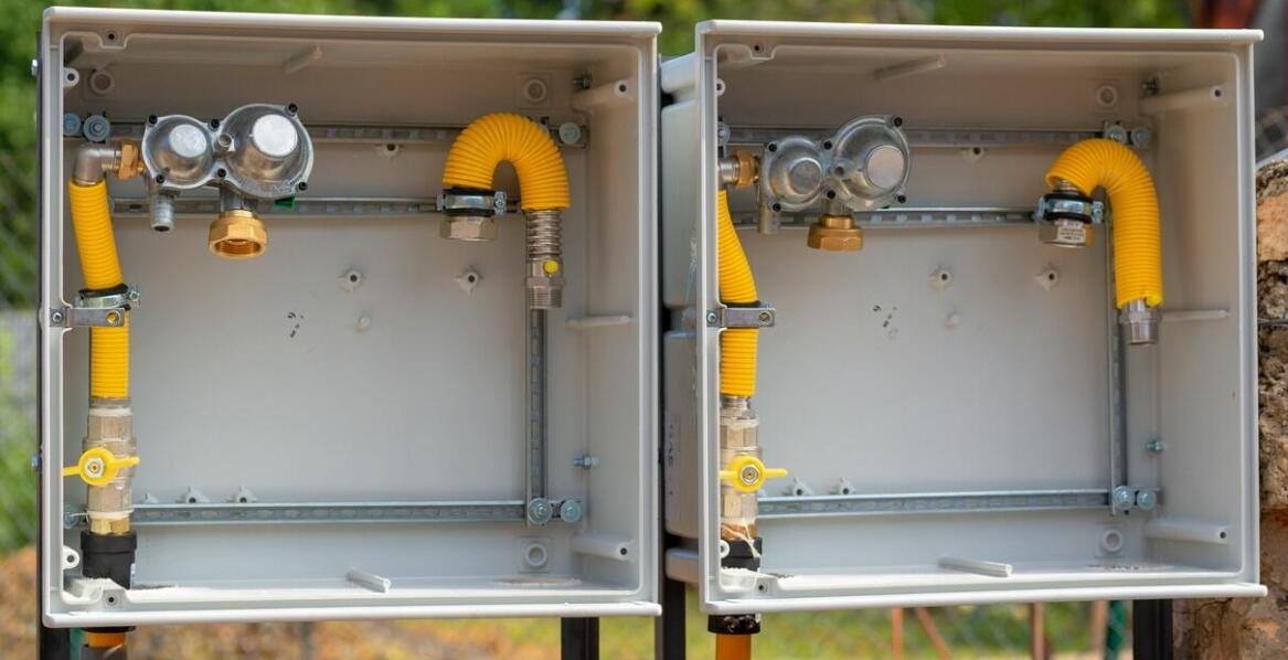 Jak wybrać odpowiedni prysznic przemysłowy do zakładu zajmującego się substancjami niebezpiecznymi?