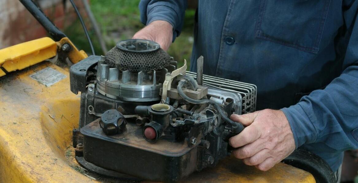 Poradnik: Jak przygotować kosiarkę ciągnikową do trawy na sezon zimowy?