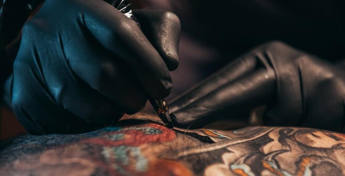 Proces tworzenia indywidualnego projektu tatuażu - od koncepcji do realizacji