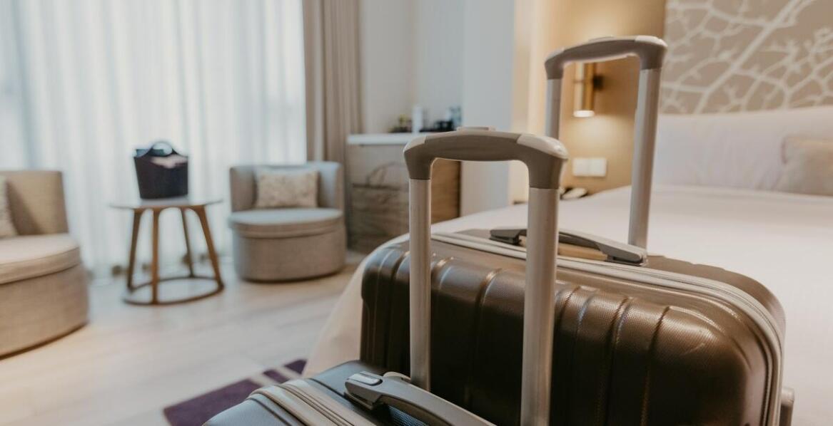 Jakie są zalety posiadania walizki podróżnej wykonanej z materiałów odpornych na uszkodzenia?