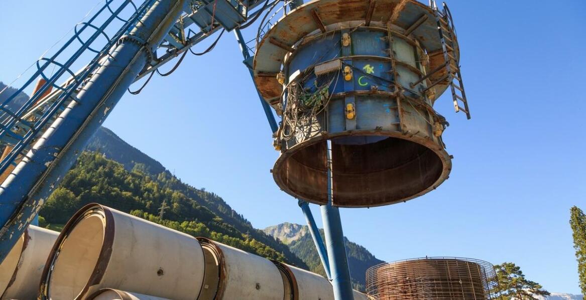 Rola teleskopowych rękawów załadunkowych w bezpyłowym transporcie surowców budowlanych