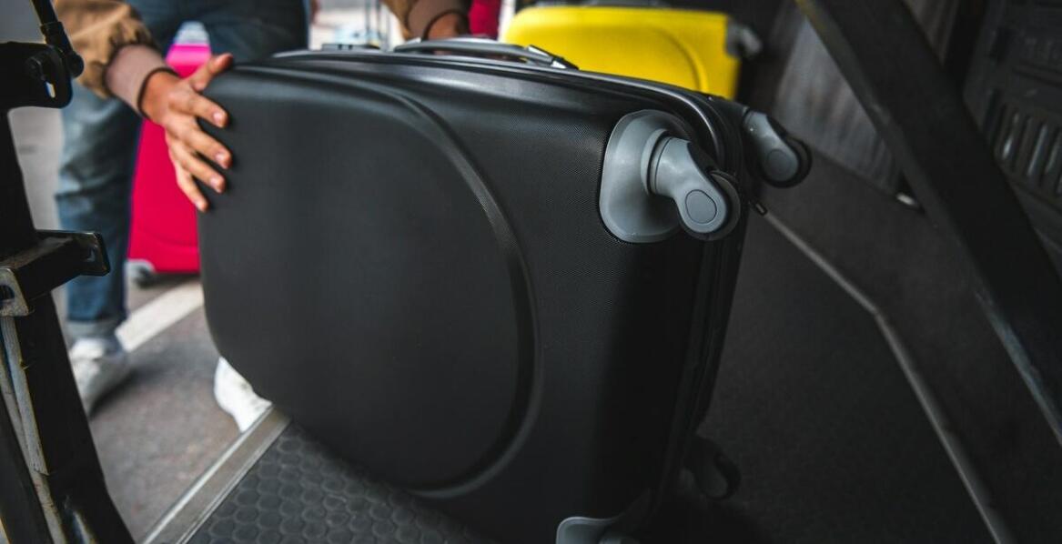 Komfortowy transport na lotnisko – zalety profesjonalnych transferów lotniskowych