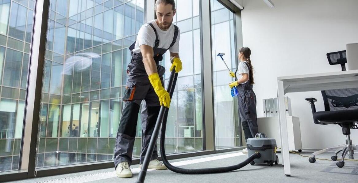 Specjalistyczne usługi sprzątające dla biurowców – co oferujemy?
