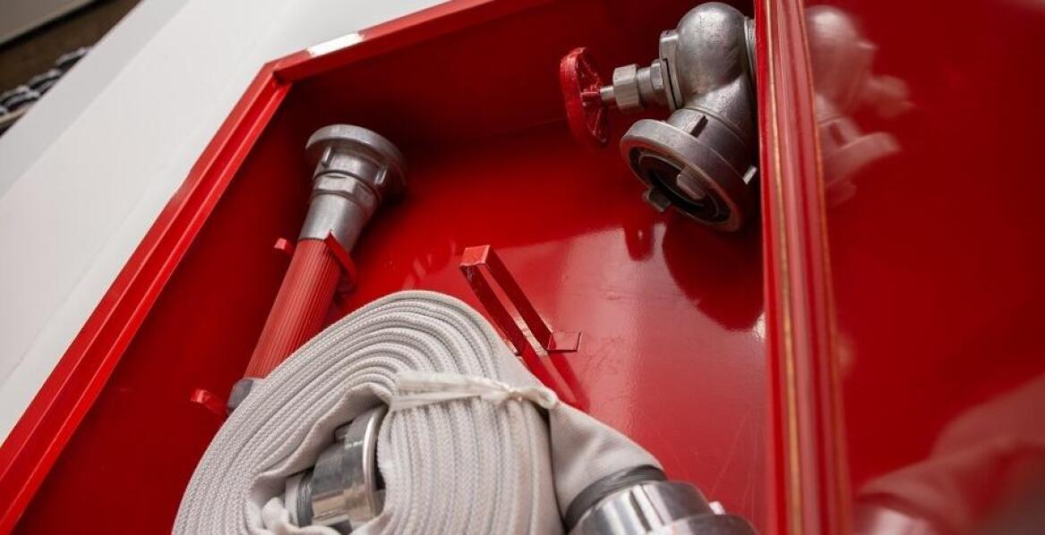 Sprzęt przeciwpożarowy: co powinno znaleźć się na wyposażeniu firmy?