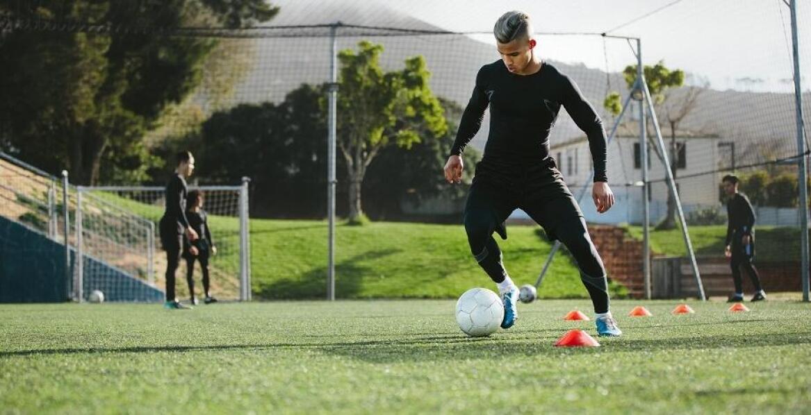 Dlaczego warto zainwestować w bieliznę termoaktywną męską do gry w piłkę nożną?