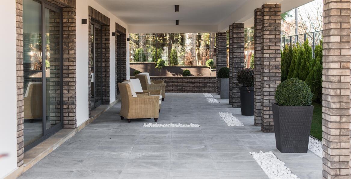 Dlaczego warto współpracować z profesjonalistami przy wyborze płytek tarasowych?