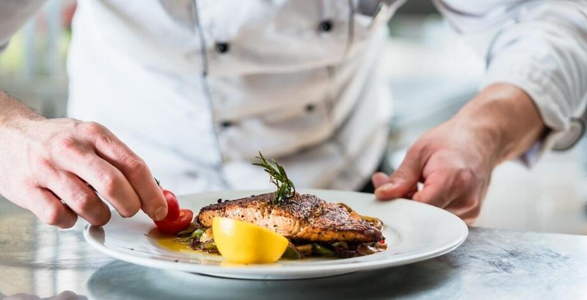 Biznesowy lunch w gdańskiej restauracji rybnej: co polecamy?