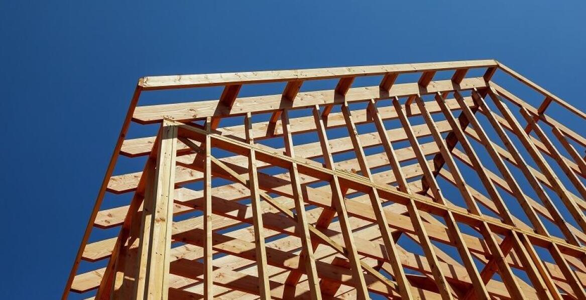 Rola gotowych konstrukcji drewnianych w zmniejszaniu śladu węglowego budynków