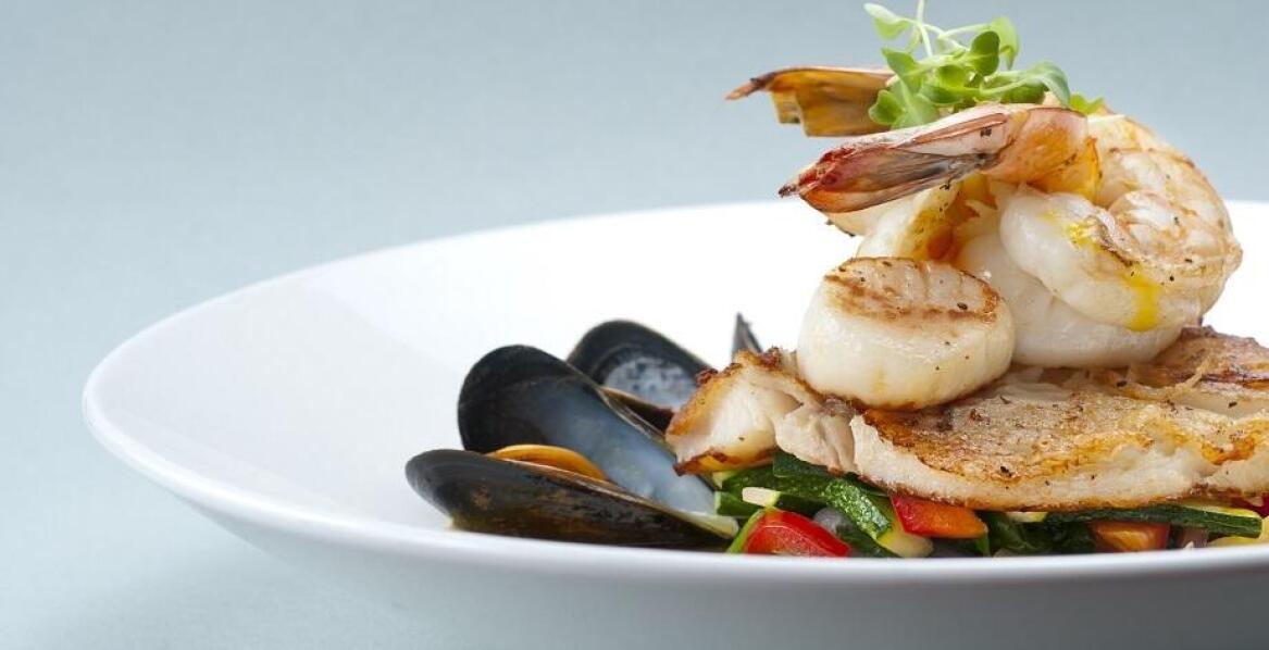 Owoce morza na talerzu: Co znajdziesz w Restauracji Wyspa Spichrzów?