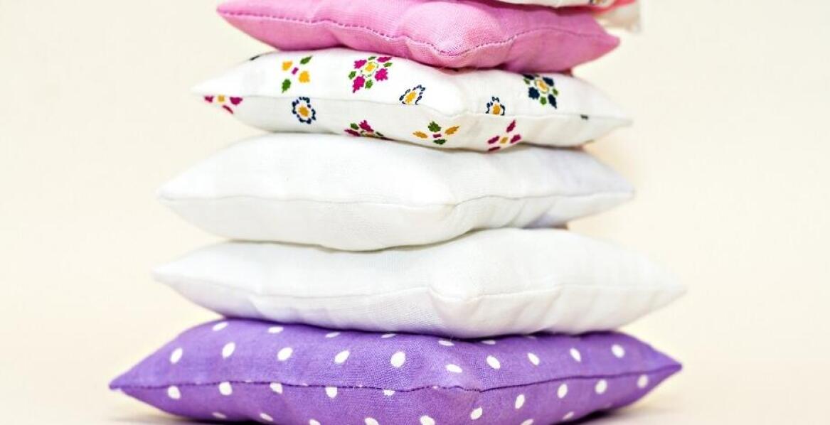 Jak łączyć poduszki dla dzieci z poszewkami ozdobnymi?