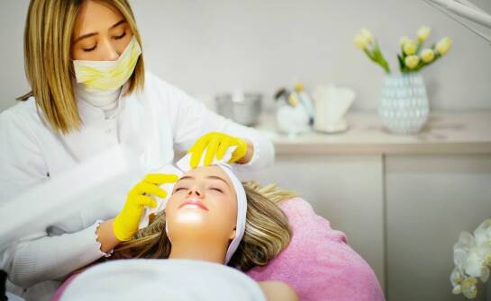 Botoks - jak działa i jakie korzyści przynosi w medycynie estetycznej?