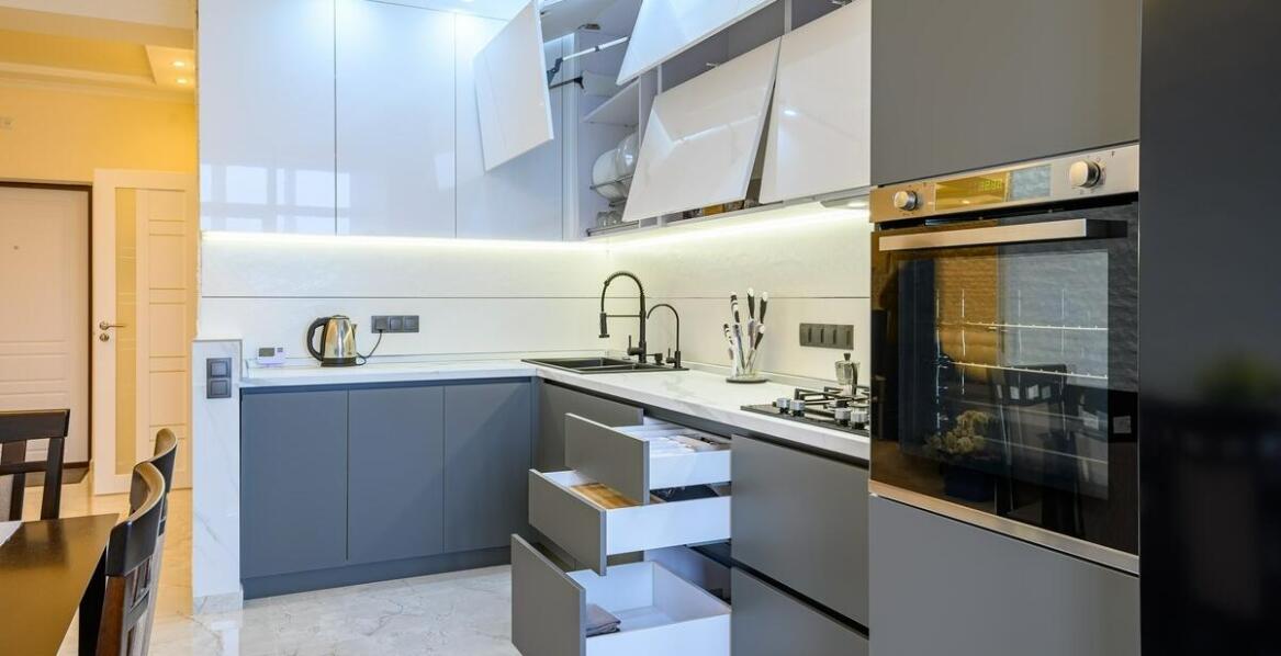 Jak kosze na odpady mogą wpłynąć na organizację przestrzeni w kuchni?