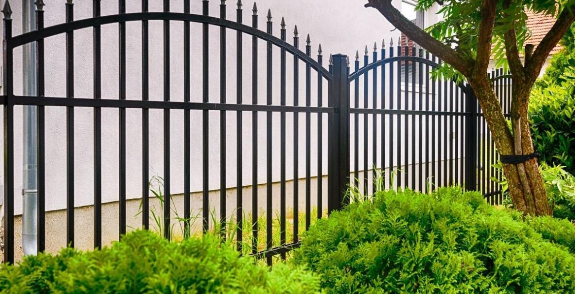 Malowanie proszkowe jako sposób na trwałość i estetykę ogrodzeń