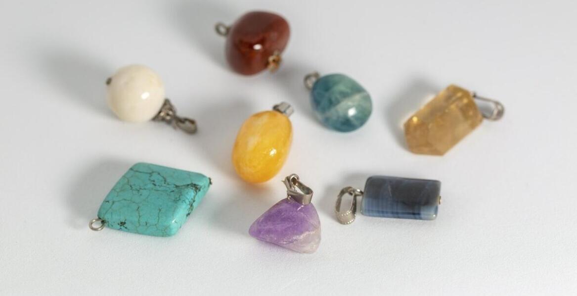 Krótkie przewodnik po różnych typach różańców kryształowych dostępnych na rynku