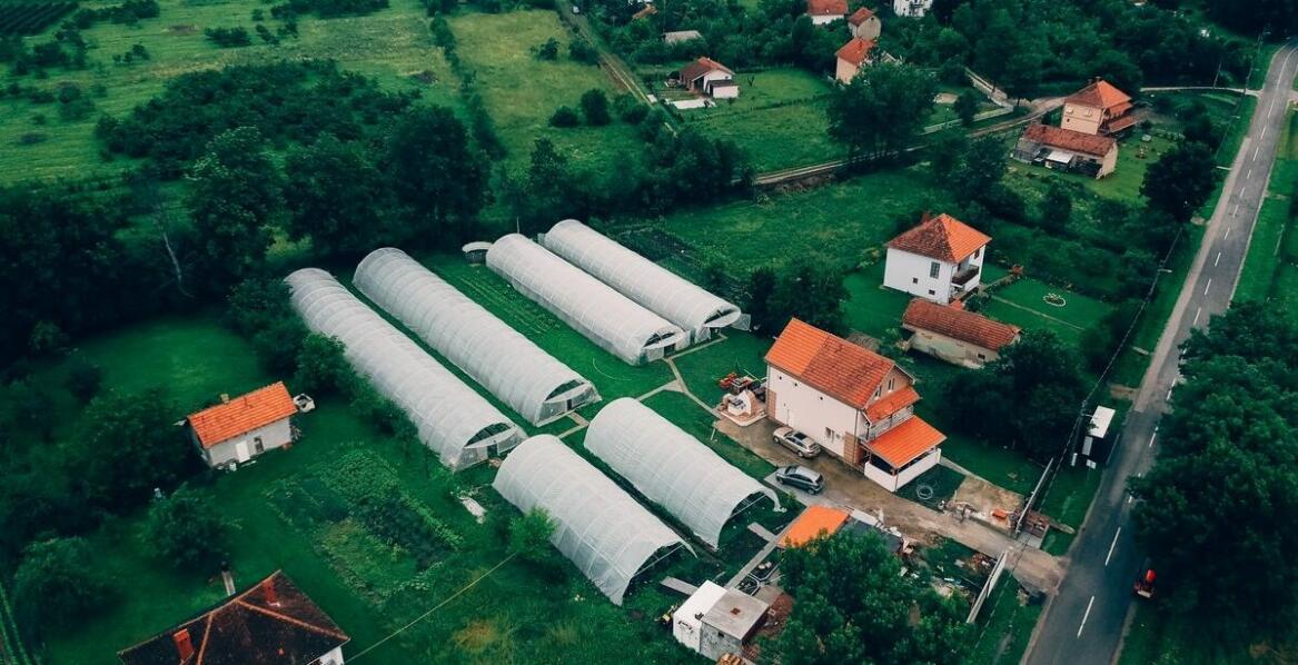 Jak hale namiotowe wspierają przechowywanie maszyn rolniczych?