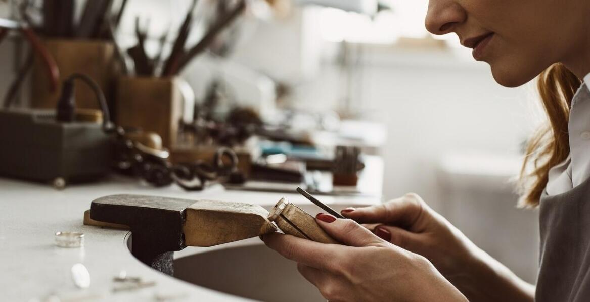 Jakie są zalety wyboru biżuterii z możliwością grawerowania?
