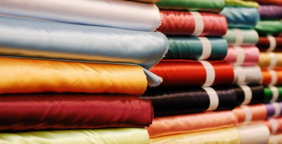 Kreszowanie tkanin: mechaniczne, chemiczne i termiczne metody