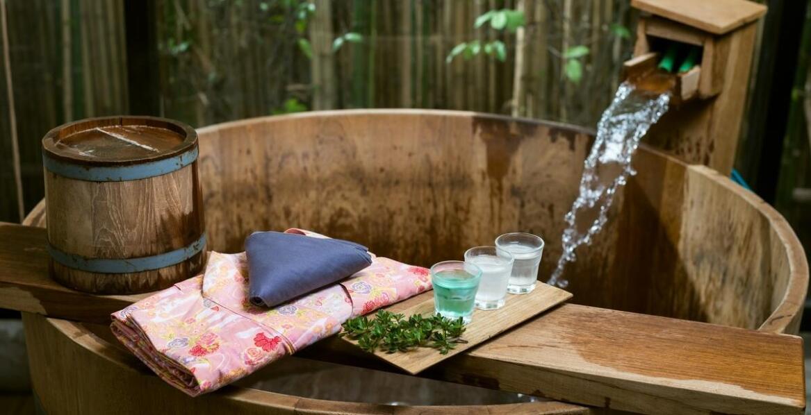 Bania z podgrzewaną wodą – jak dbać o jej trwałość i wygląd?