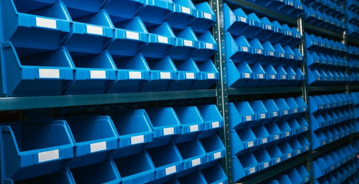 Wykorzystanie opasek zaciskowych w magazynowaniu – kluczowe korzyści