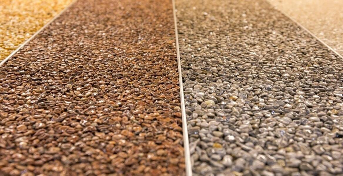 Odporność posadzek dekoracyjnych z żywicy na czynniki chemiczne i mechaniczne