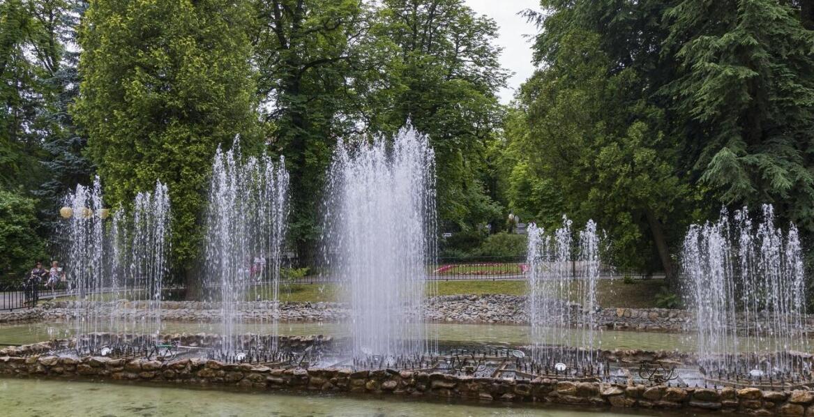 Techniki montażu fontann pływających z oświetleniem – co warto wiedzieć?