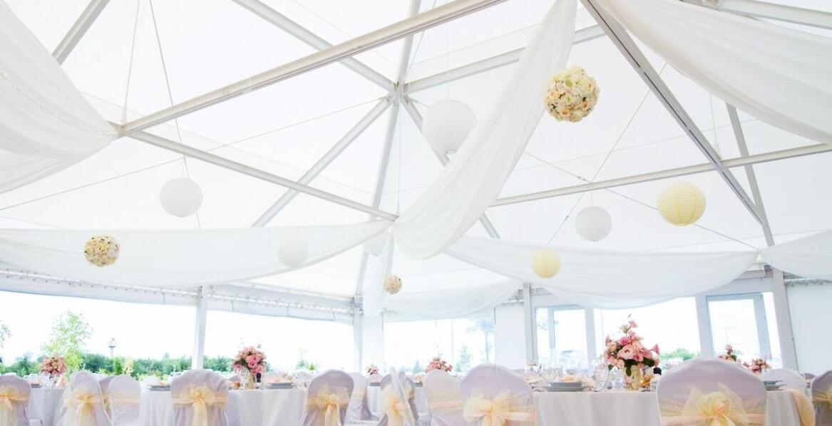 Zastosowanie hal namiotowych w organizacji tematycznych przyjęć weselnych