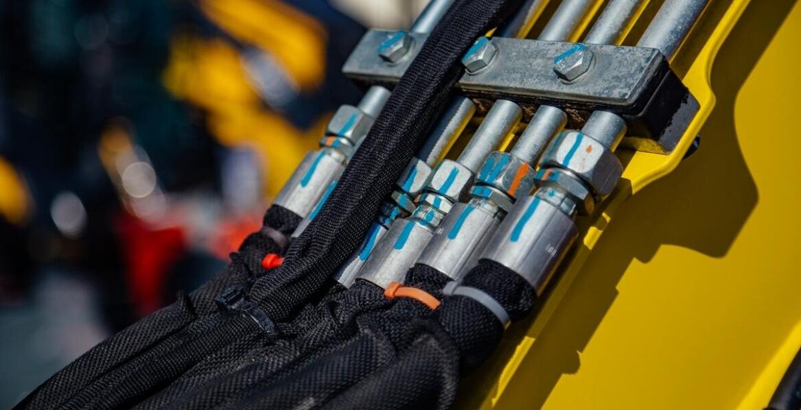 Rola długich węży spustowych w pojemnikach do betonu – jak wpływają na bezpieczeństwo operatorów?