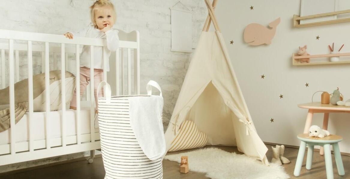 Łóżeczka dziecięce z naturalnego drewna – dlaczego warto postawić na sosnę?