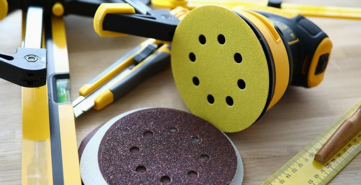 Jak nowoczesne szlifierki walcowe wspierają proces odnawiania drewna?