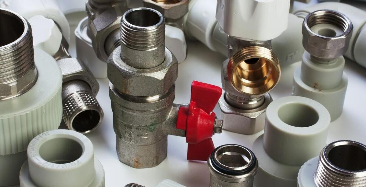 Jak odpowiednia selekcja materiałów wpływa na jakość produktów instalacyjno-sanitarnych?