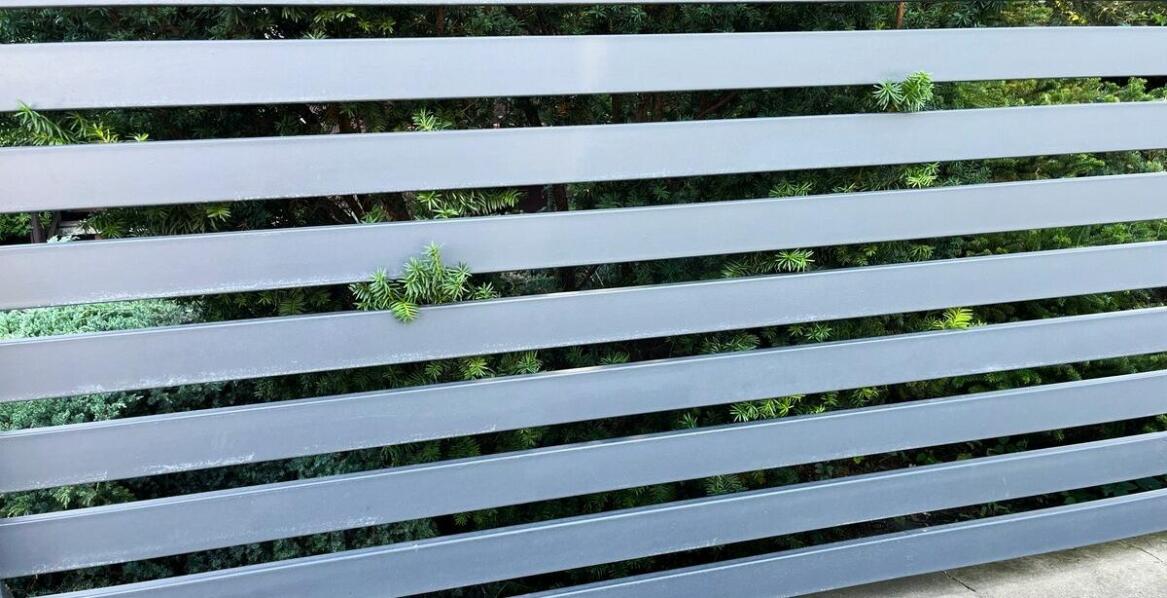 Jak dobranie odpowiedniej bramy przesuwnej wpływa na komfort użytkowania posesji?