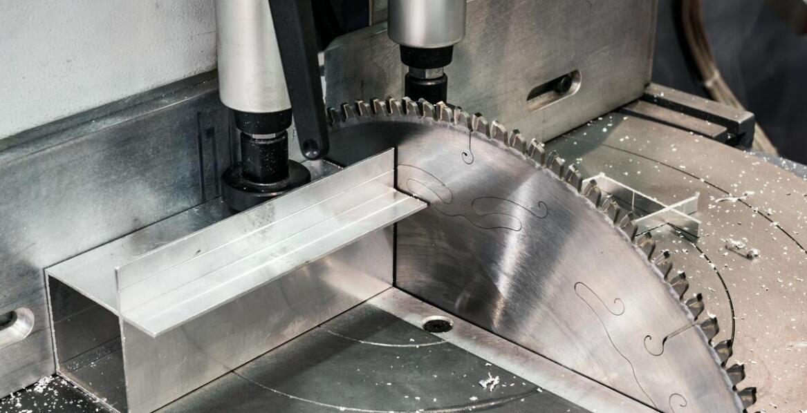 Znaczenie serwisu posprzedażowego dla używanych pił taśmowych