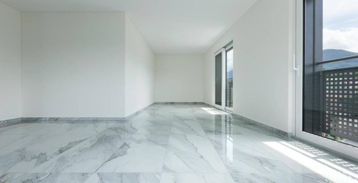 Wybór podłóg odpornych na wilgoć – co warto wiedzieć?