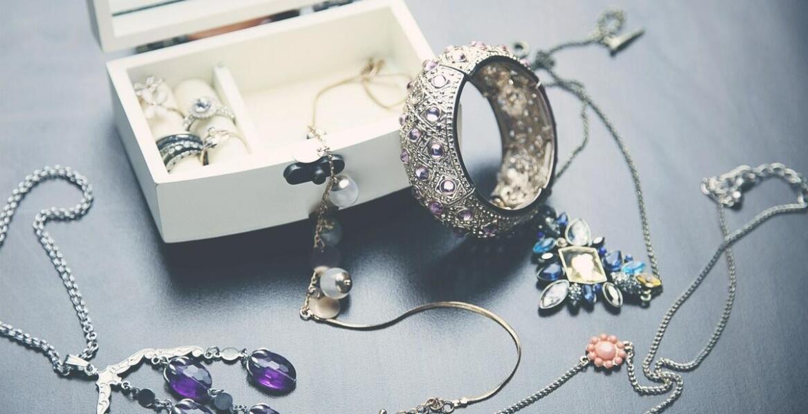 Jakie dodatki najlepiej komponują się z odzieżą z naszego butiku?