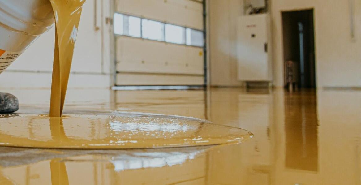 Jak powłoki żywiczne poprawiają funkcjonalność powierzchni magazynowych?