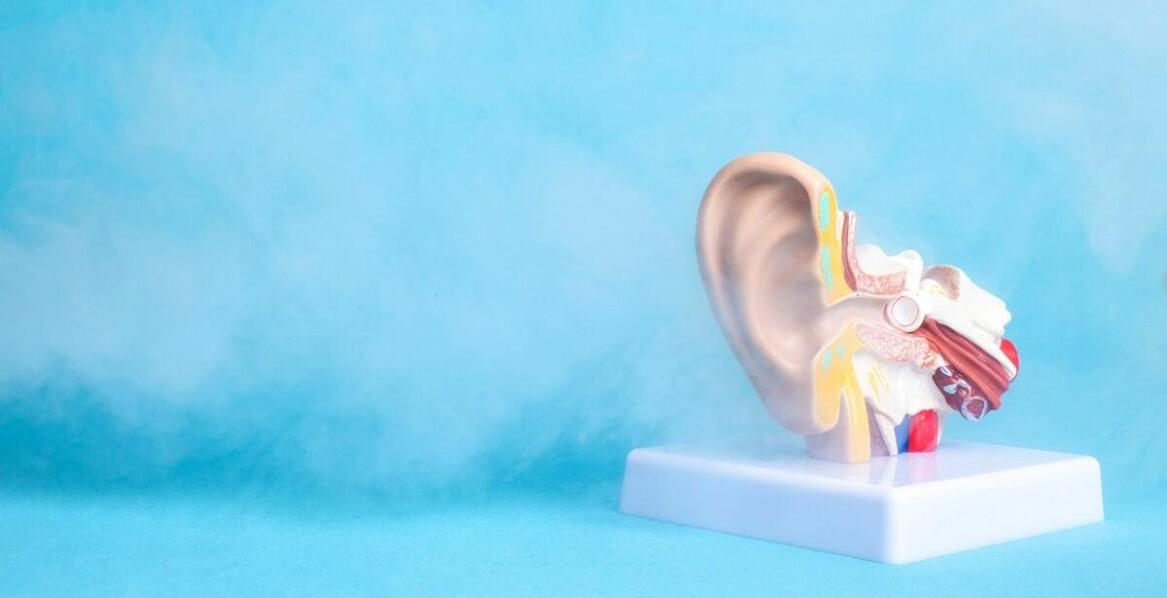 Jakie są różnice między chirurgiczną a niechirurgiczną korekcją uszu?