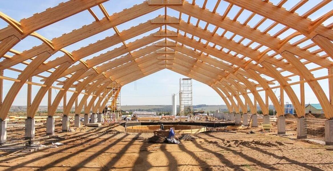 Jak drewno klejone wpływa na trwałość i estetykę hal drewnianych?