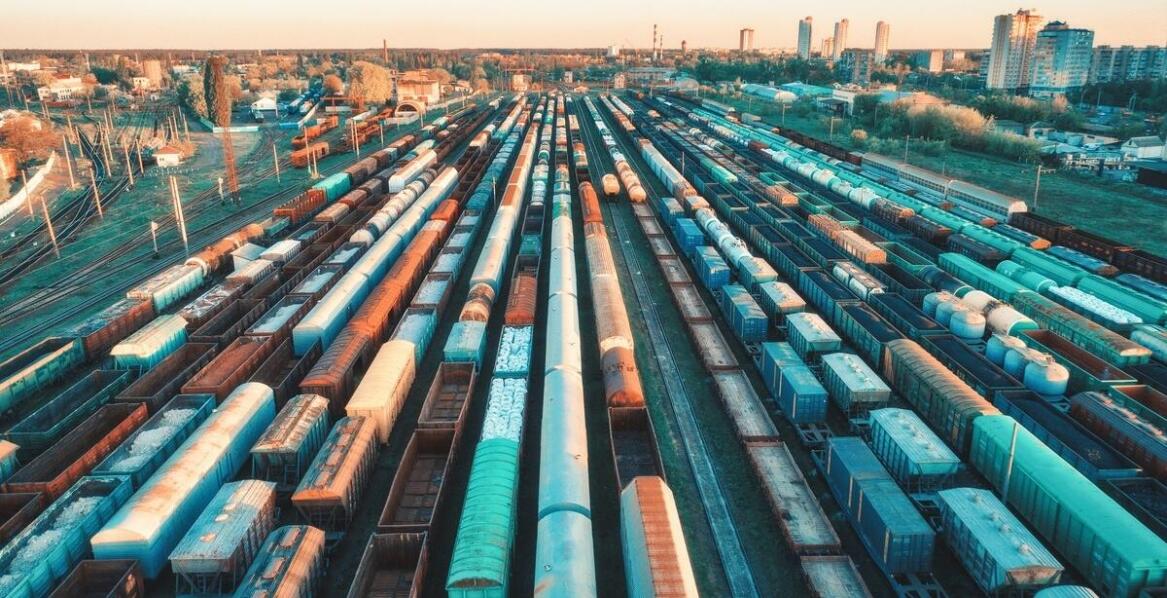 Przewozy całopojazdowe: co oferują krakowskie firmy spedycyjne?