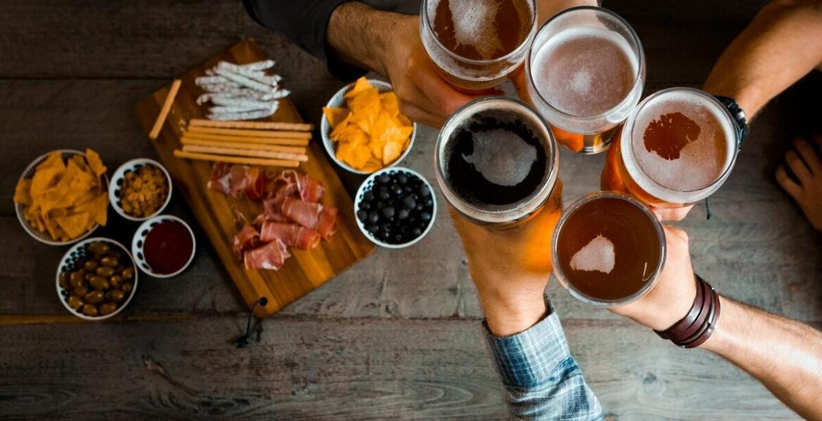 Jak humor i konkursy wpływają na atmosferę karczmy piwnej?