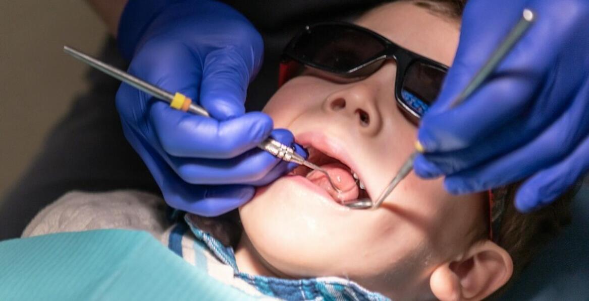 Jakie są najczęstsze problemy z zębami mlecznymi i jak je rozwiązywać?