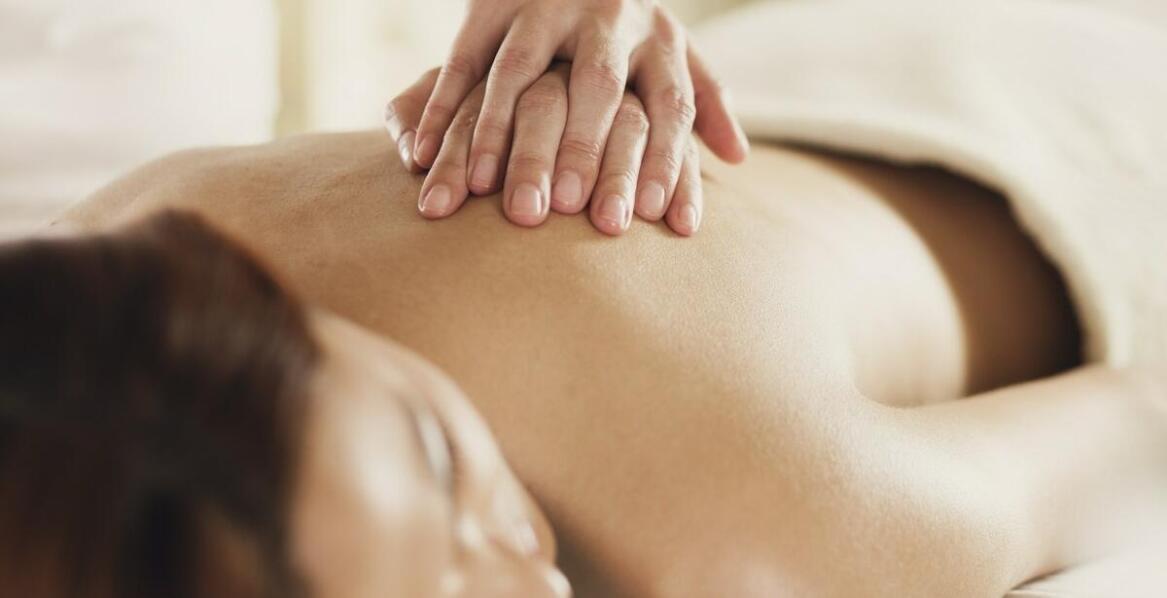Jakie korzyści przynosi masaż w procesie rehabilitacji kręgosłupa?