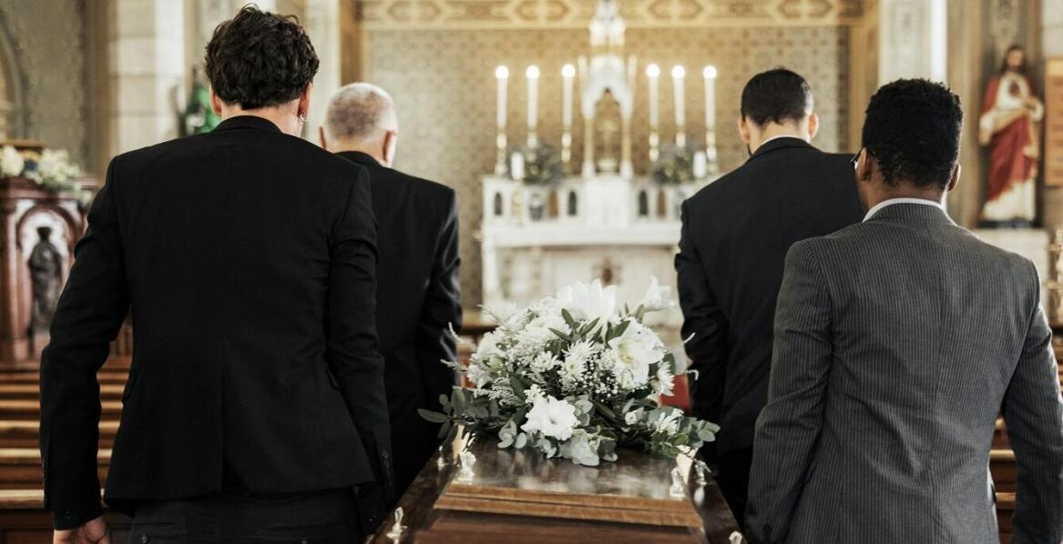 Jakie wyzwania wiążą się z organizacją pogrzebowej ceremonii świeckiej i wyznaniowej?