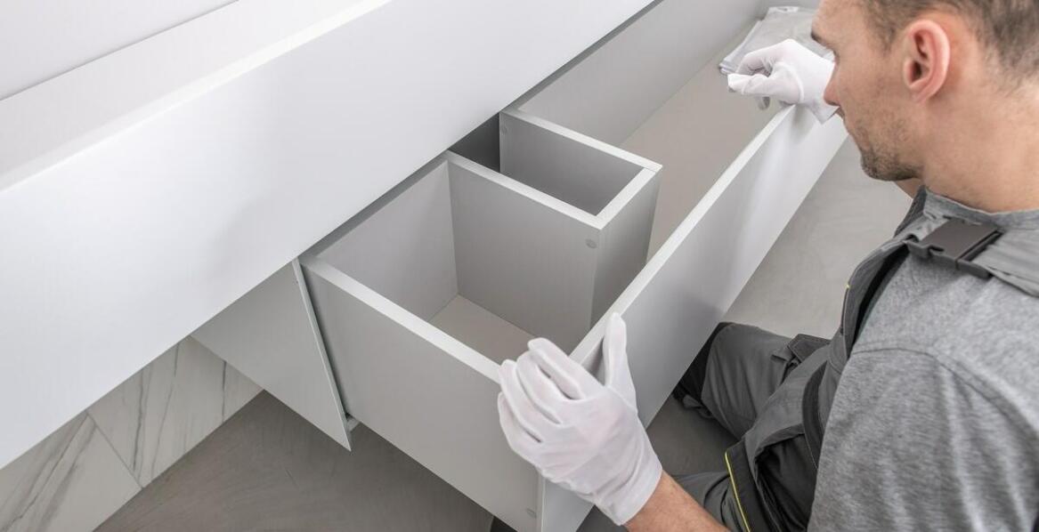 Montaż szafki nocnej wiszącej - na co zwrócić uwagę?